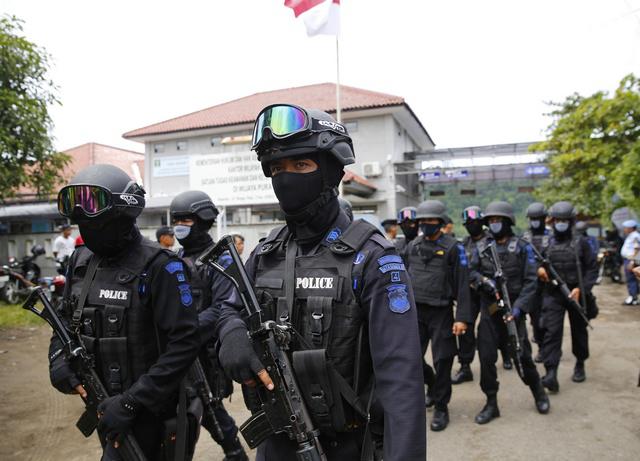 Members of the Indonesian special police return from Nusa Kambangan island following the transfer of death row prisoners on March 4, 2015.