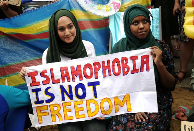 Manifestantes protestam em frente à embaixada francesa em Londres contra a proibição do burkini na França. 25 de agosto de 2016.