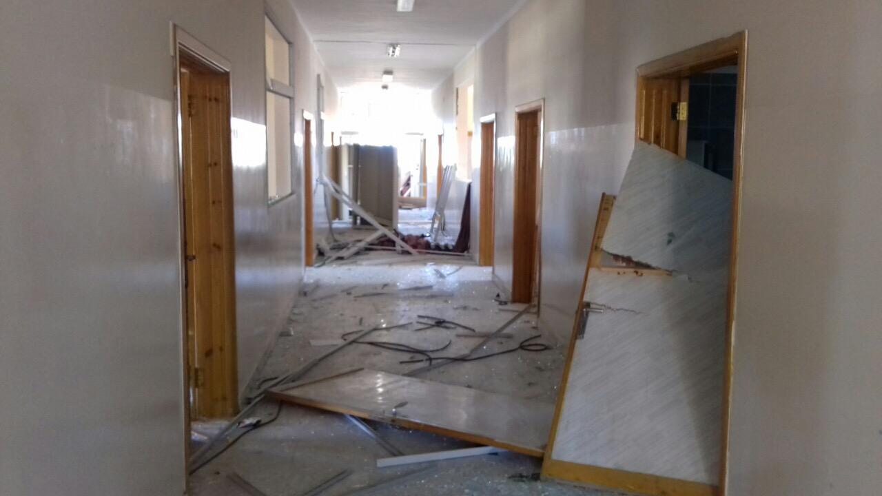 Un couloir endommagé de l’Hôpital Al-Wahda à Derna (Libye), suite à des frappes aériennes menées le 7 février 2016, selon un témoin.