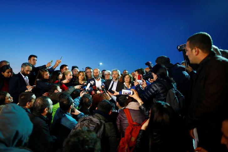 Can Dundar, editor-in-chief of Cumhuriyet, accompanied by his Ankara bureau chief Erdem Gul, talks to media as they leave the Justice Palace in Istanbul, Turkey on May 6, 2016. © 2016 Reuters