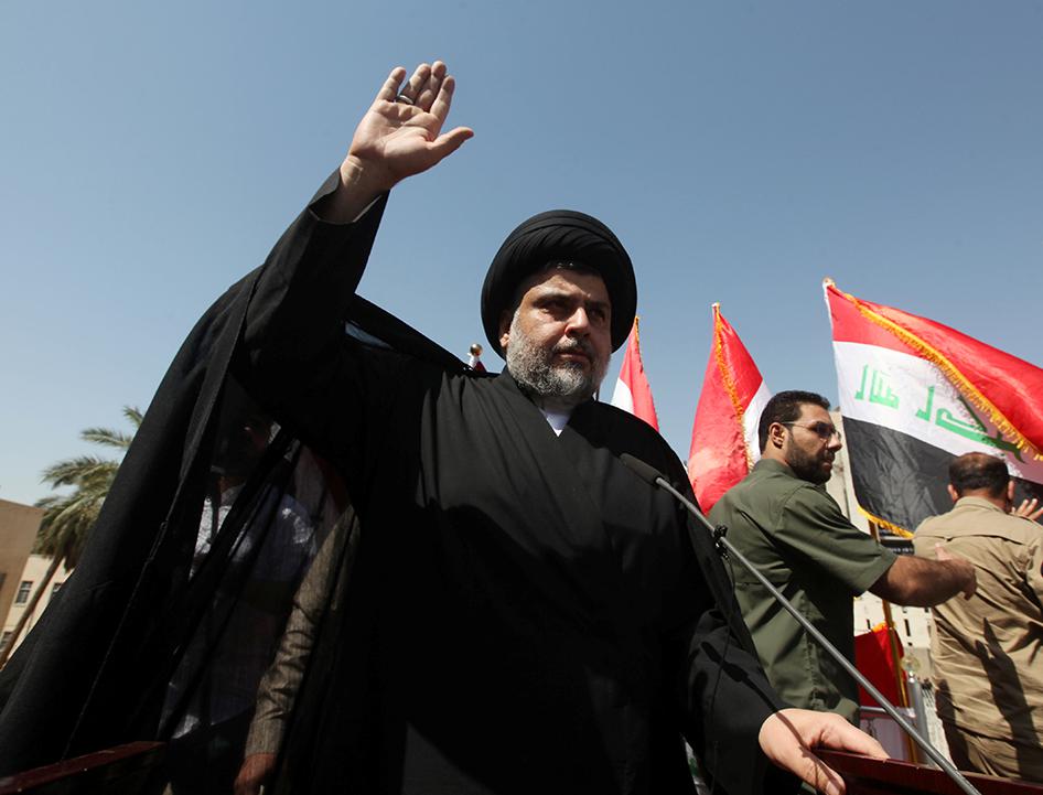 المرجع الشيعي مقتدى الصدر في مظاهرة في بغداد في 15 يوليو/تموز 2016. أصدر رجل الدين البارز بيانا في 7 يوليو/تموز 2016 يحظر العنف ضد المثليين والمثليات وذوي التوجه الجنسي المزدوج ومتحولي النوع الاجتماعي (LGBT)، والذين لا يتبعون المعايير الجندرية السائدة.