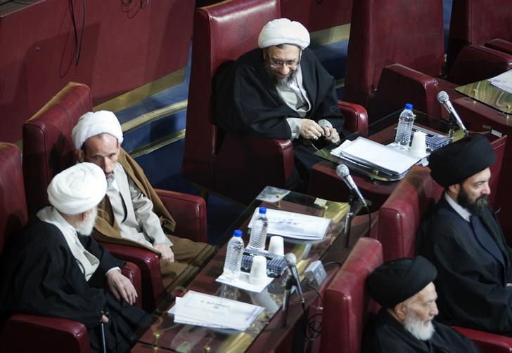 رییس قوه قضاییه، آیت الله صادق لاریجانی در جلسه شش ماه مجلس خبرگان ایران، در تاریخ 6 مارس 2012. مجلس خبرگان رهبری ، مجلسی منتخب از فقها است که رهبر را برای این مقام مادام العمر انتخاب میکنند. 