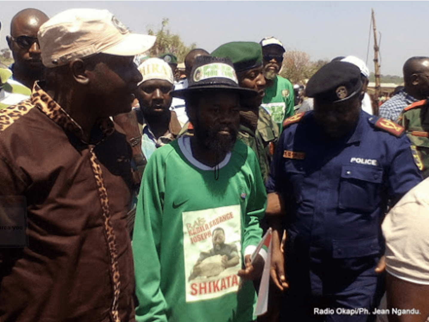 Vêtu d’un pull vert orné d'une photo du président Kabila, le chef de guerre Gédéon Kyungu Mutanga se rend aux autorités dans le sud de la République démocratique du Congo, avec une centaine de ses combattants, le 11 octobre 2016.