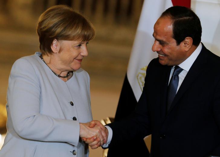 الرئيس المصري عبد الفتاح السيسي والمستشارة الألمانية أنغلا ميركل يتصافحان بعد مؤتمر صحفي في قصر الاتحادية الرئاسي في القاهرة، مصر، 2 مارس/آذار 2017.