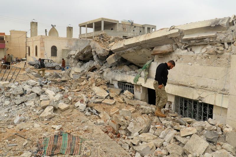 أشخاص يتفقدون مسجدا متضررا إثر غارة جوية على قرية الجينة التي تسيطر عليها المعارضة المسلحة، محافظة حلب في شمال غرب سوريا. 17 مارس/آذار 2017.  