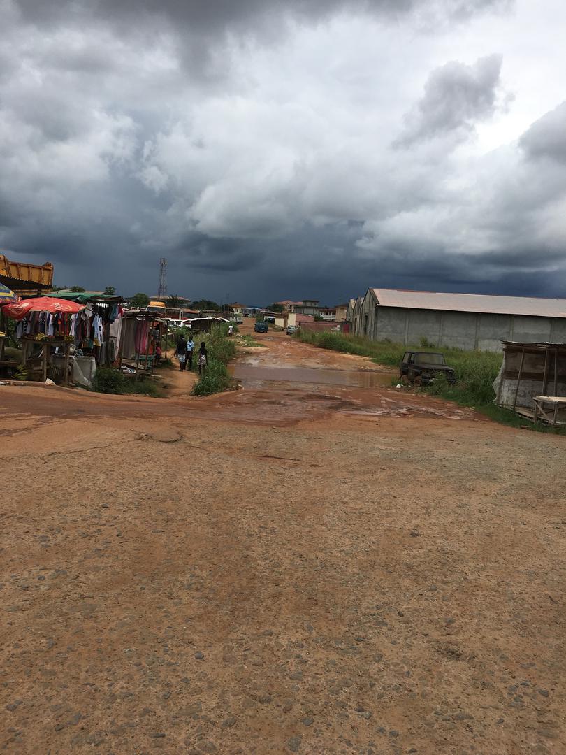Guinea Ecuatorial ha invertido cientos de millones de dólares en la construcción de carreteras, mientras que la mayoría de las zonas residenciales, incluso en la capital, siguen sin pavimentar. 