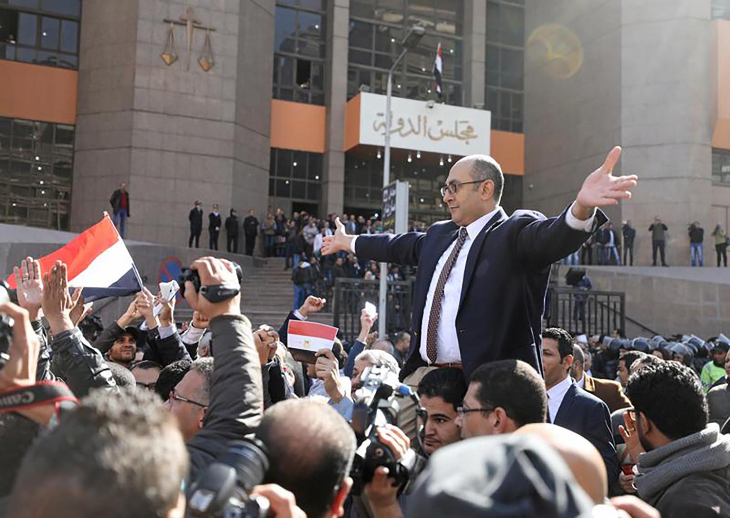 خالد علي، المحامي والمترشح في الانتخابات الرئاسية السابقة، يحتفل مع أنصاره بحُكم ضدّ اتفاقية إعادة ترسيم الحدود المصرية-السعودية، 16 يناير/كانون الثاني 2017. © 2017 رويترز