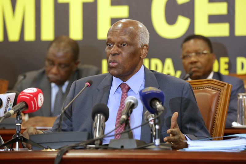 O presidente Angolano e lider do MPLA, José Eduardo dos Santos participa numa reunião do Comité Central do partido, em Luanda, 2 de Dezembro de 2016. 