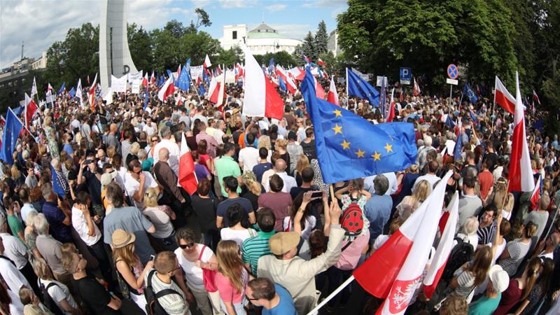 Manifestation devant le Parlement à Varsovie, en Pologne, le 16 juillet 2017.