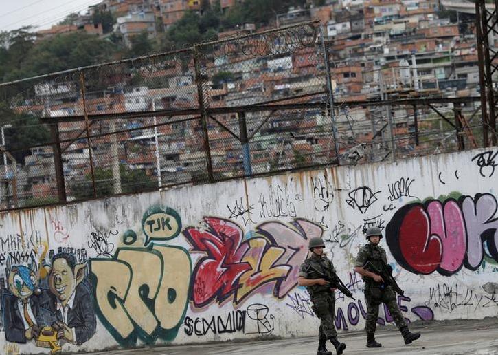 Soldados do Exército Brasileiro patrulham fora do estádio Maracanã durante um ensaio da cerimônia de abertura dos Jogos Olímpicos Rio 2016 no Rio de Janeiro. Brasil, 17 de Julho de 2016. 