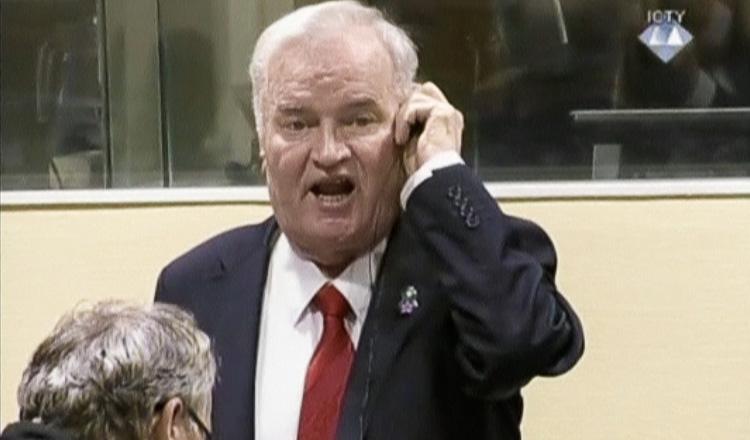 Ratko Mladic proteste lors de l'ultime audience de son procès devant Tribunal pénal international pour l'ex-Yougoslavie à La Haye, le 22 novembre 2017.