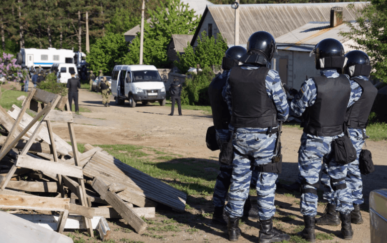Обыск в доме крымско-татарского активиста в Строгановке, Крым, май 2017 г. 