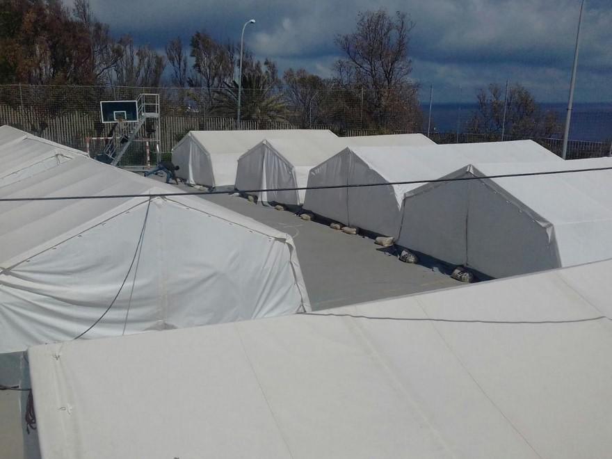 Tiendas instaladas en el centro de acogida en Ceuta para alojar a las personas ante la sobrepoblación que experimenta el sitio, marzo 2017