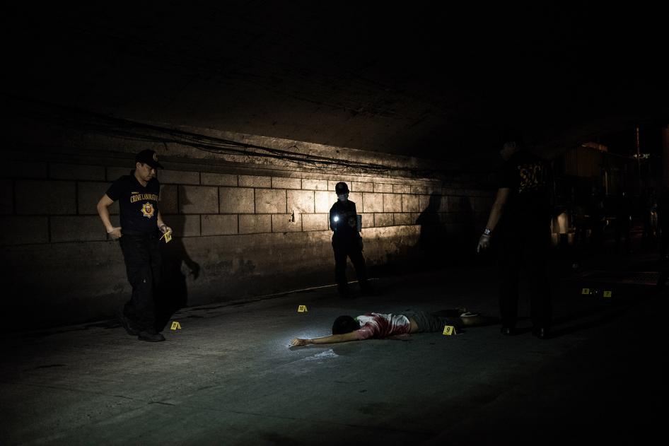警方专家在马尼拉宾侬度大桥下进行犯罪现场鉴识，三名毒贩在警方钓鱼行动中遭击毙于此，2016年12月5日。