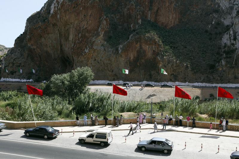 People stand near a border post on the Algerian side of the Morocco-Algeria border in the north east of Morocco July 31, 2011. © 2011 Youssef Boudlal /Reutersأشخاص يقفون قرب مركز حدودي على الجانب الجزائري من الحدود الجزائرية المغربية، من جهة شمال شرق المغ