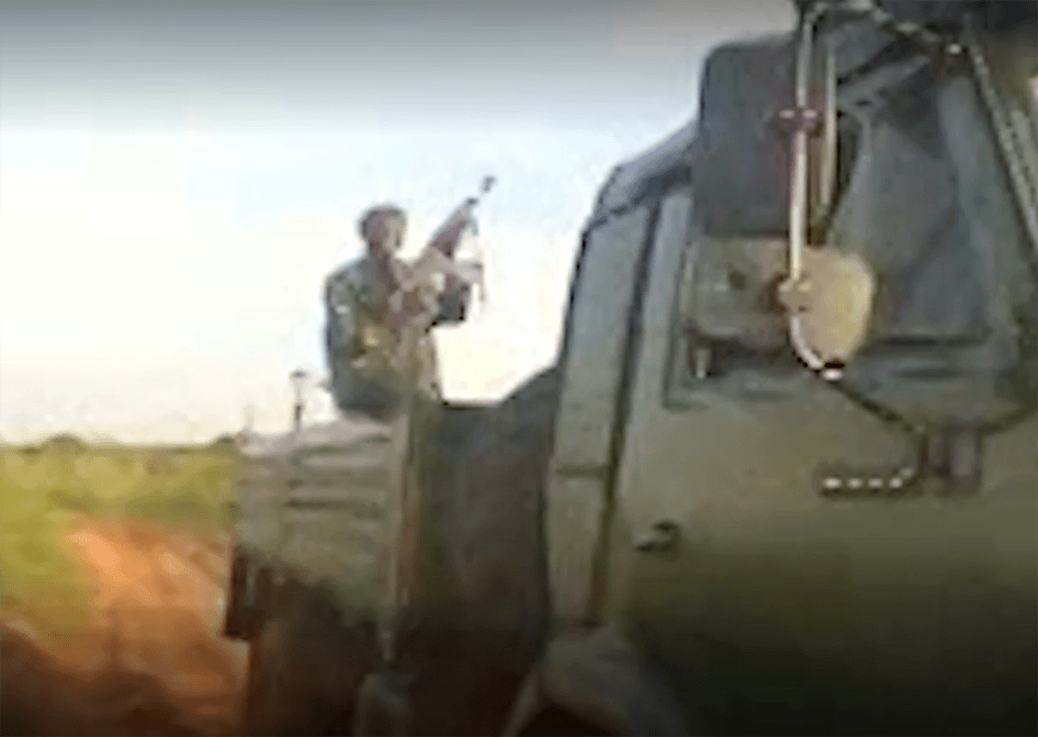 Au moins un soldat filmé dans la vidéo indique qu’il fait partie de l’armée, et un camion de l'armée apparaît dans la vidéo.