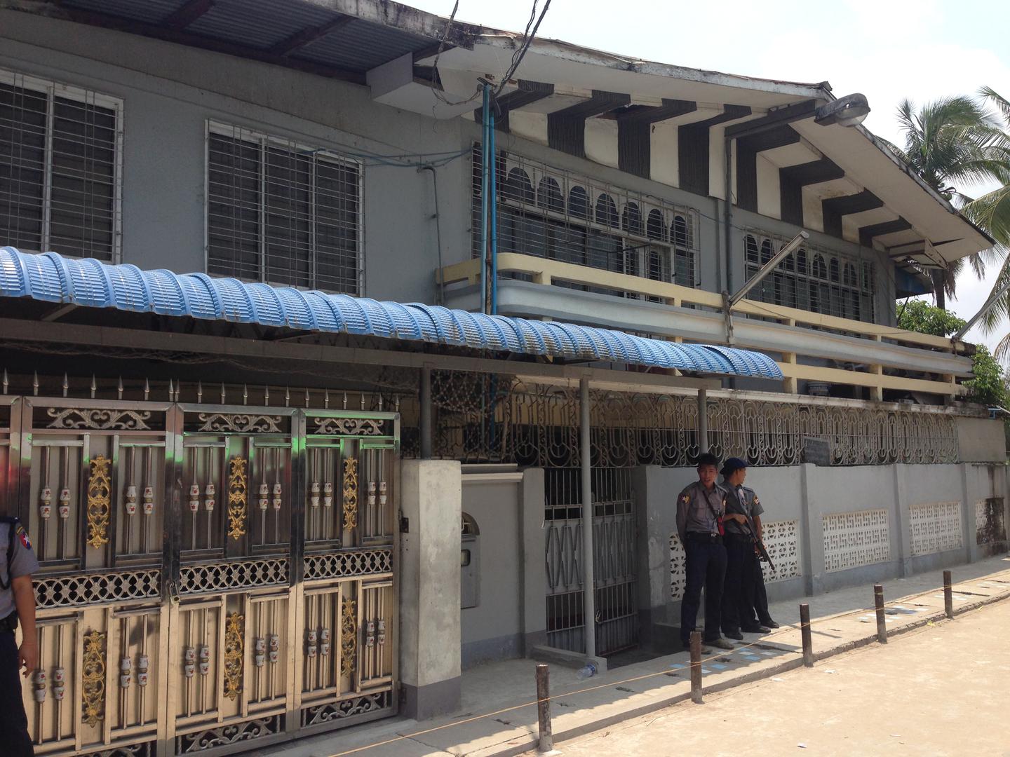 ၂၀၁၇ ခုနှစ် ဧပြီလ ၂၉ ရက်တွင် ပိတ်ထားသည့်မဒရပ်စာကျောင်းတစ်ကျောင်းကို အာဏာပိုင်များစစ်ဆေးပြီးနောက် ရဲသားနှစ်ဦးမှ စောင့်ကြပ်နေစဉ်။