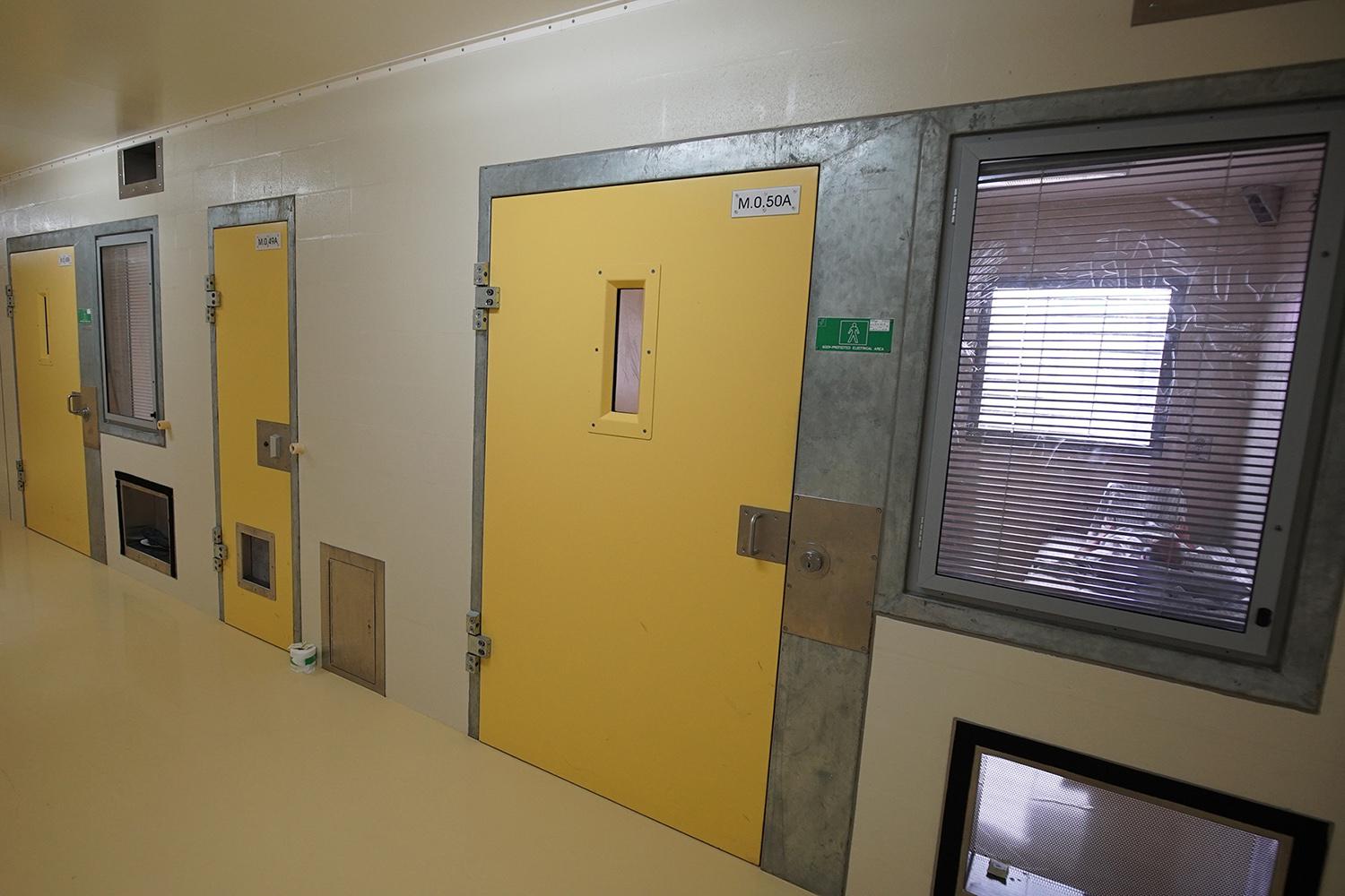 Seorang narapidana terbaring dalam sel isolasi di unit keamanan di Pusat Pemasyarakatan Lotus Glen, Queensland Utara. Narapidana di sel isolasi biasanya menghabiskan waktu hingga 22 jam atau lebih sehari terkunci dalam sel kecil, tertutup rapat, tanpa interaksi sosial yang berarti dengan narapidana lain; sebagian besar kontak dengan petugas penjara dan staf kesehatan dilakukan secara asal-asalan dan mungkin tanpa kata-kata. 