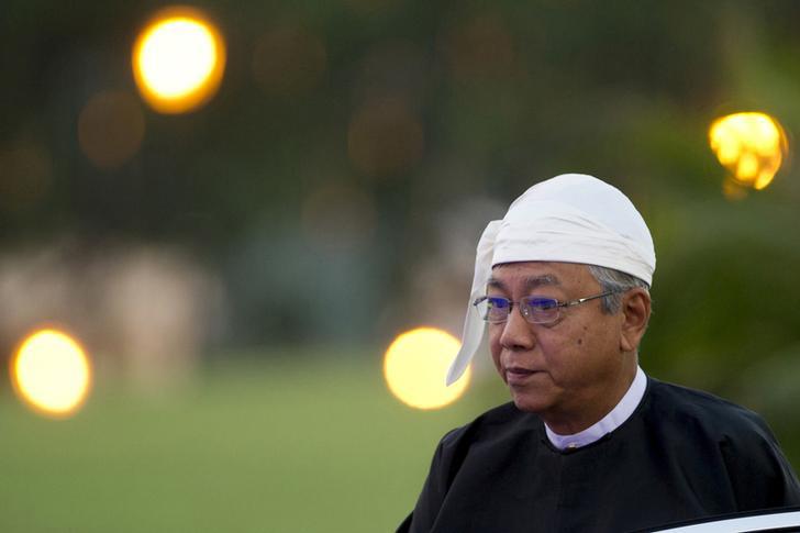 Presiden Burma Htin Kyaw tiba dalam sebuah jamuan makan malam di Naypyitaw, Burma pada 30 Maret 2016.