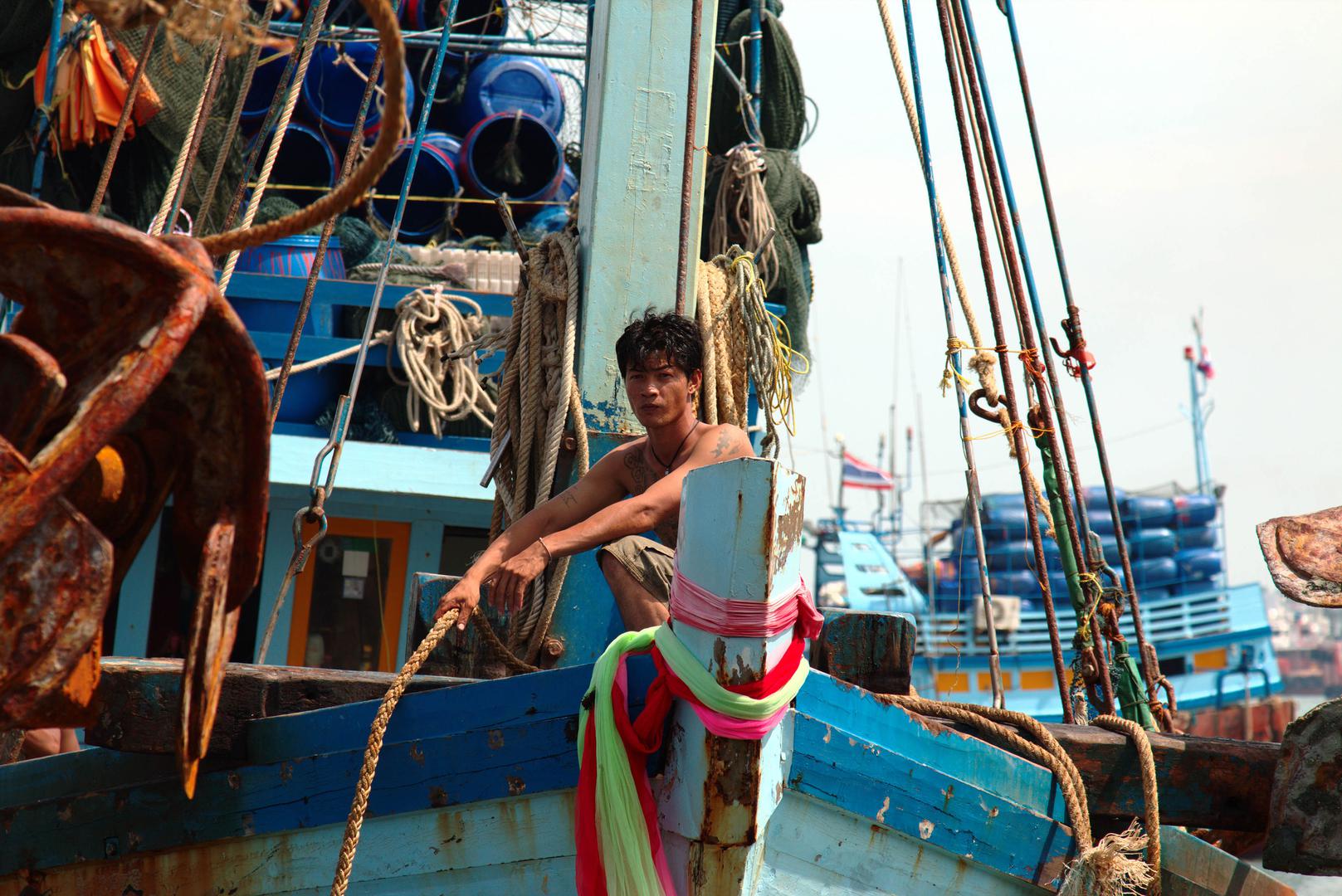 แรงงานประมงผูกเชือกด้านหัวเรือระหว่างเรือเข้าจอดเทียบท่าในปัตตานี 12 สิงหาคม 2559 