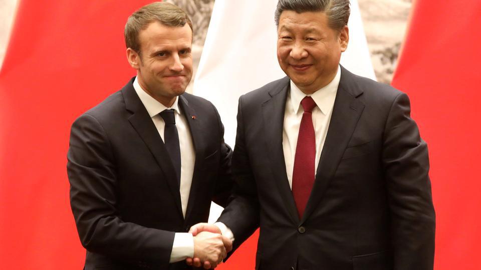 总统马克龙（左）和中国国家主席习近平（右）在新闻发布会上握手，中国北京，2018年1月9日。