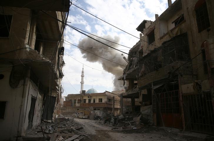 Smoke rises from the rebel held besieged town of Hamouriyeh, eastern Ghouta, near Damascus, Syria, February 21, 2018. © 2018 Reuters