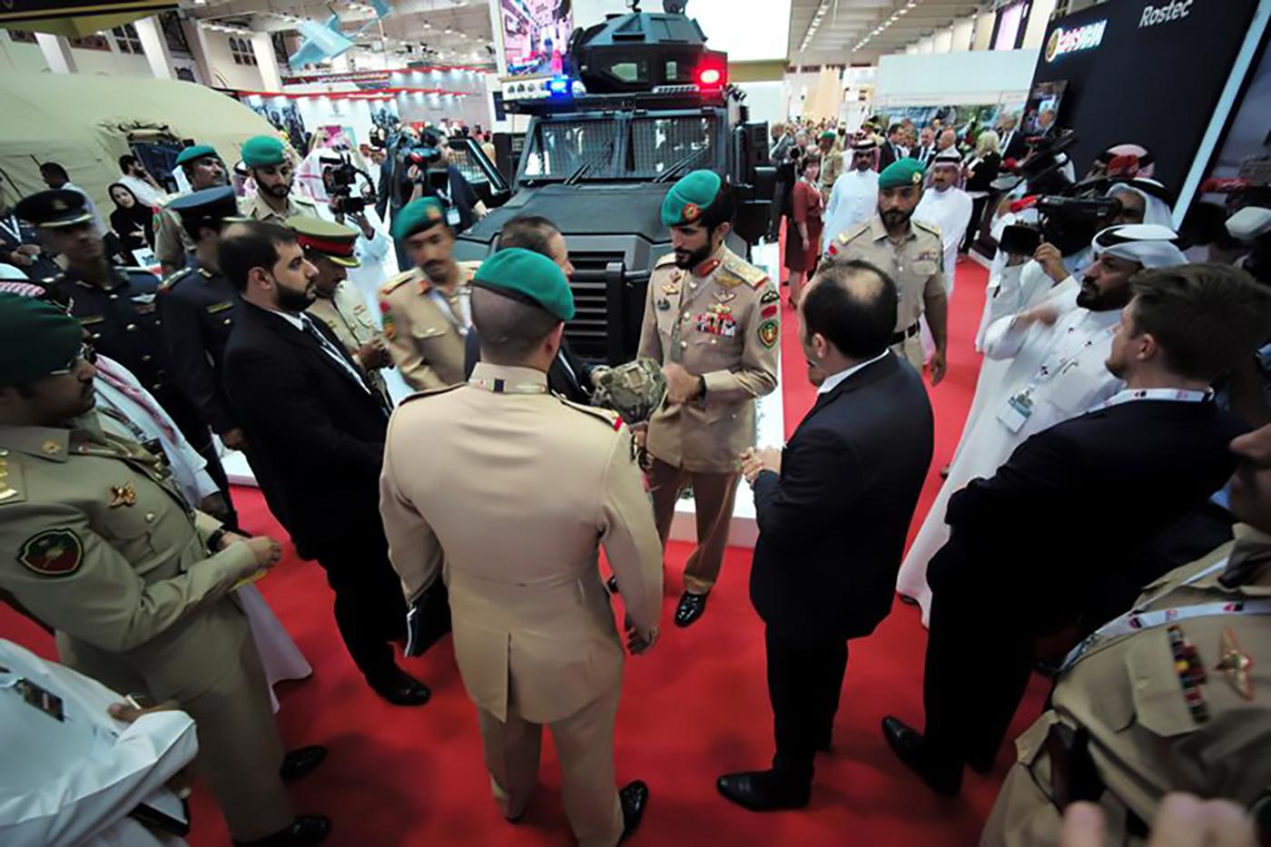 قائد الحرس الملكي وممثل ملك البحرين، العميد الشيخ ناصر بن حمد آل خليفة، يتفقد خوذة بالستية عسكرية مدرعة خلال افتتاح معرض ومؤتمر البحرين الدولي للدفاع في مركز البحرين الدولي للمعارض في المنامة. © 2017 رويترز.