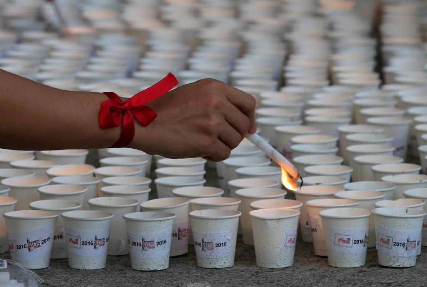 Une personne allume des bougies en hommage aux victimes du VIH/sida aux Philippines, lors d’une cérémonie à Quezon City, dans la région métropolitaine de Manille, le 14 mai 2016. © 2016 Reuters