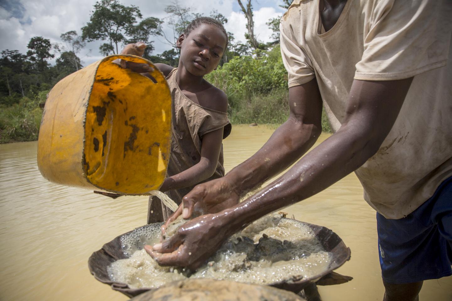 Une jeune fille travaille dans une mine de diamants artisanale à Sosso Nakombo, en République centrafricaine, près de la frontière avec le Cameroun, en août 2015.