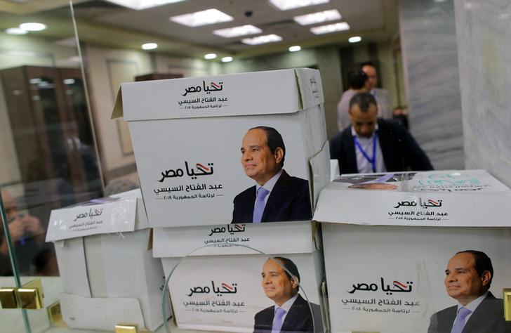 أعضاء الحملة الرئاسية للرئيس المصري عبد الفتاح السيسي يَعدون صناديق تحتوي على أوراق الترشيح الرئاسية الجديدة في مقر الهيئة الوطنية للانتخابات، التي تتولى الإشراف على الانتخابات الرئاسية لعام 2018 في القاهرة، مصر، 24 يناير/كانون الثاني 2018. 