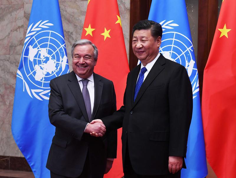 联合国秘书长古特雷斯与中国国家主席习近平握手，中国北京，人民大会堂，2018年4月8日。