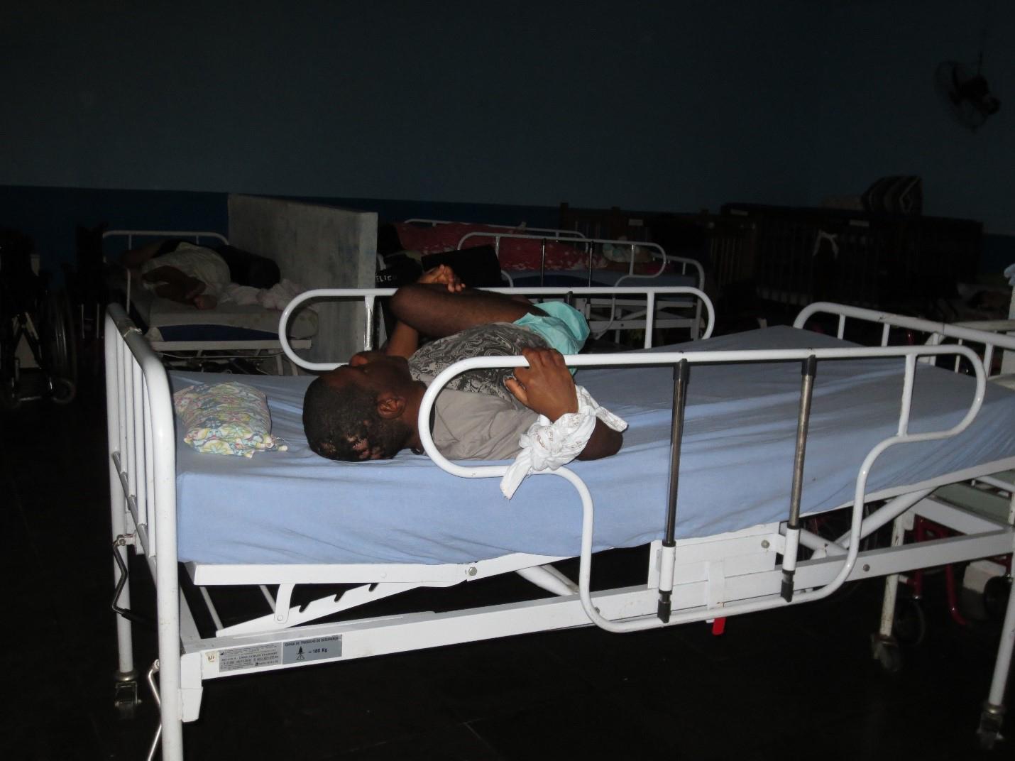 Um jovem amarrado a sua cama em uma instituição para 32 pessoas com deficiência no Rio de Janeiro. 