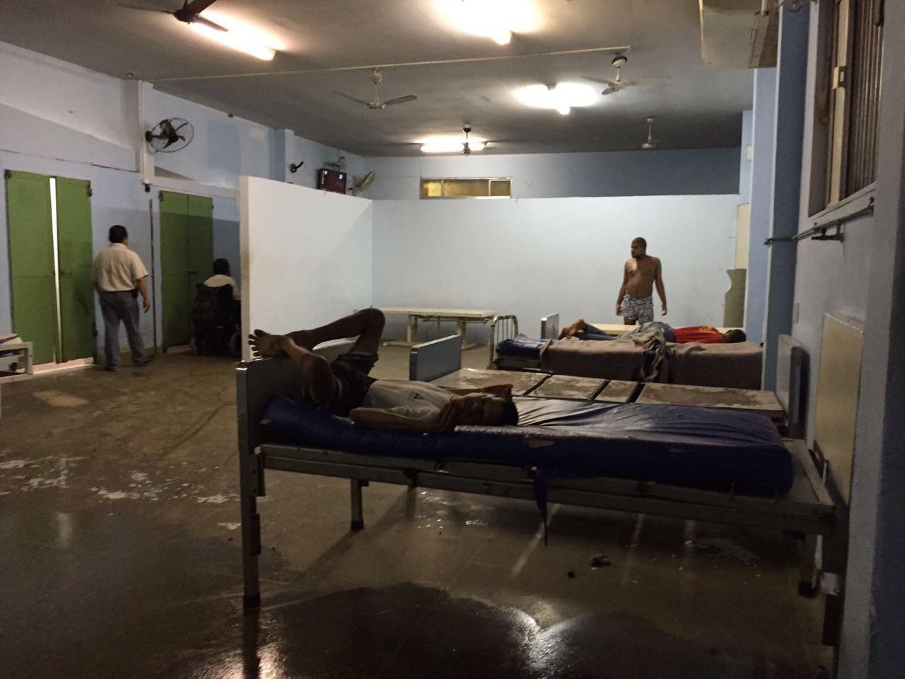 Uma ala psiquiátrica de uma instituição no Rio de Janeiro. Residentes na maioria das instituições no Brasil vivem em condições de despersonalização, tendo poucos ou nenhum objeto pessoal, e com pouca ou nenhuma privacidade.  
