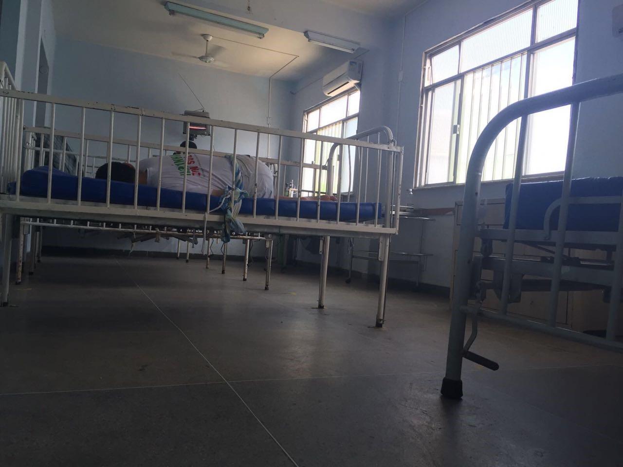 Um homem amarrado à cama pela cintura em uma instituição para pessoas com deficiência no Rio de Janeiro. Funcionários em algumas instituições no Brasil restringem o movimento de pessoas com deficiência por prolongados períodos a fim de controlá-las.