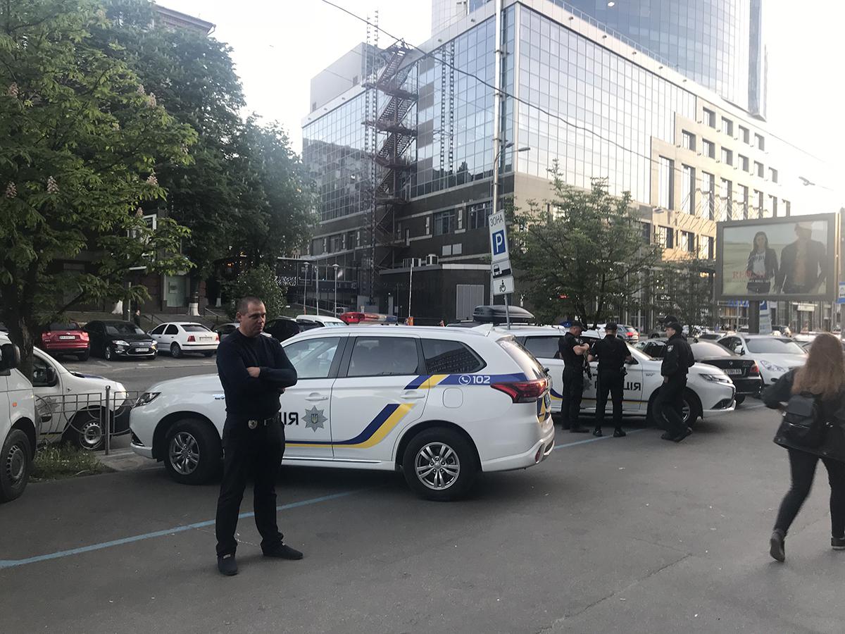 Київська поліція чекає знадвору біля місця проведення заходу Amnesty International в Україні, зірваного членами радикальних угруповань. Київ, Україна. 10 травня 2018 року. 