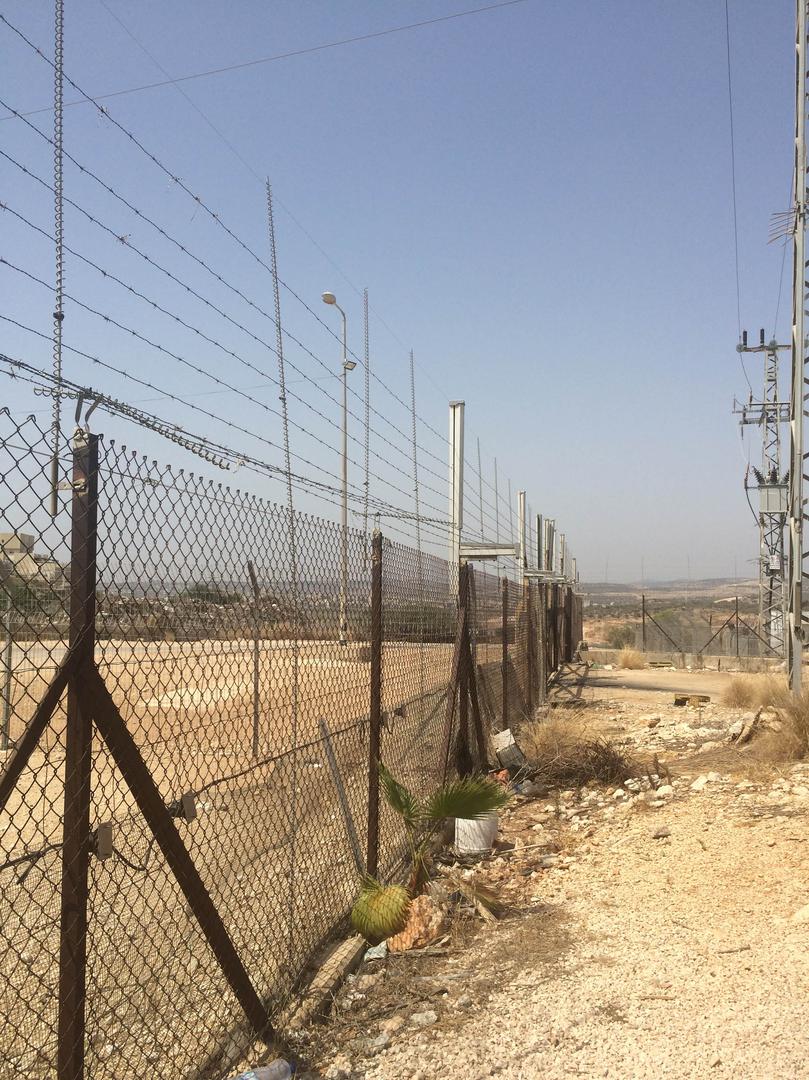 بوابة زراعية في قرية مسحة مخصصة للمزارعين الفلسطينيين الذين يحملون تصاريح لدخول أراضيهم على الجانب الآخر من جدار الفصل في أوقات معينة. 