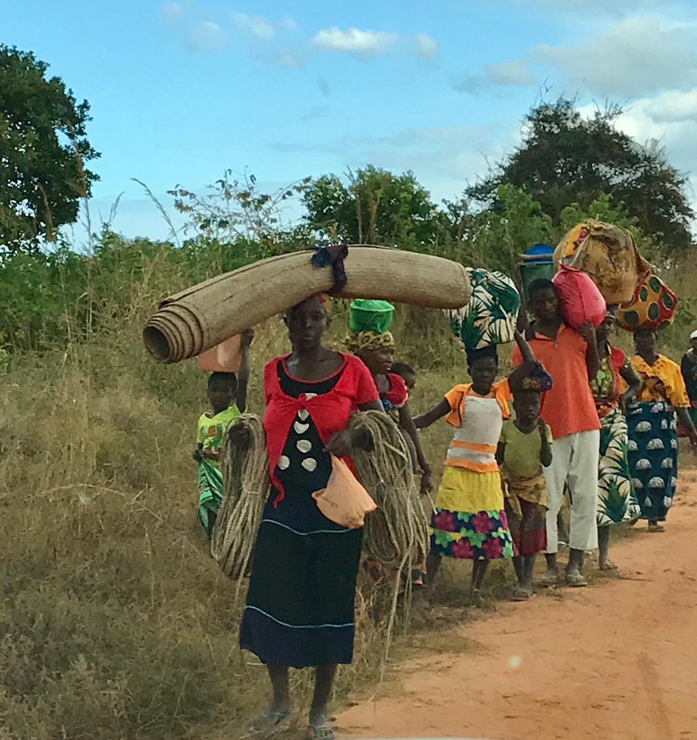 Moradores de Naunde, em Macomia, Cabo Delgado, fogem da sua aldeia após um ataque em 5 de junho de 2018. © Human Rights Watch 