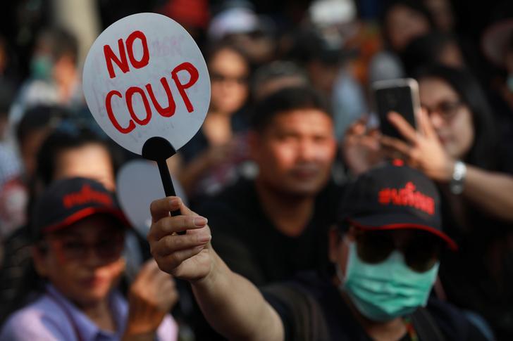 นักกิจกรรมที่เรียกร้องประชาธิปไตยถือพัดระหว่างการประท้วงรัฐบาลทหารใกล้กับอนุสาวรีย์ประชาธิปไตยที่กรุงเทพฯ ประเทศไทย วันที่ 10 กุมภาพันธ์ 2561 