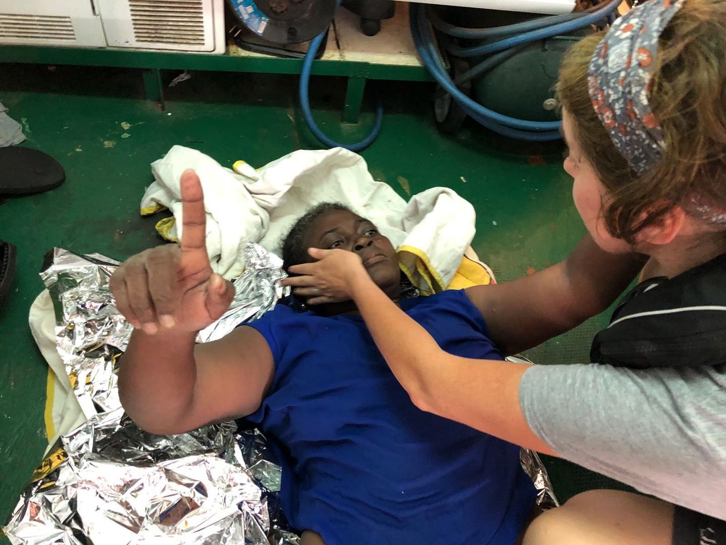 Josefa aus Kamerun kurz nach ihrer Rettung von einem zerstörten Schlauchboot durch die spanische Gruppe Proactiva im Mittelmeer, 17. Juli 2018. Die Organisation barg auch die Leichen einer Frau und eines Kindes.