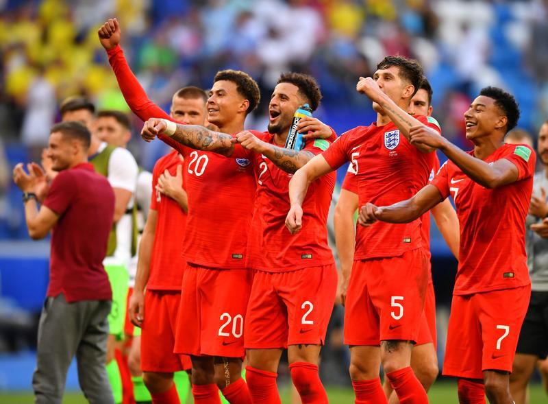   ديلي آلي وكايل ووكر وزملاؤهما في المنتخب الإنغليزي يحتفلون بعد مباراتهم ضد السويد في ربع نهائي كأس العالم بملعب سامارا، في مدينة سامارا الروسية، 7 يوليو/تموز 2018. 