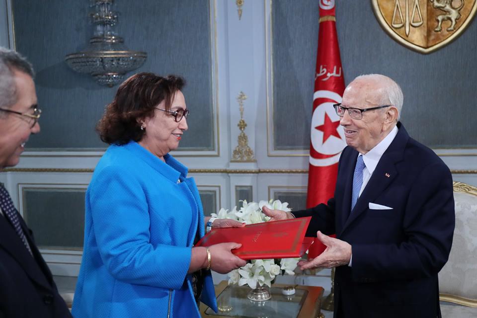 رئيسة لجنة الحريات الفردية والمساواة بشرى بلحاج حميدة والرئيس الباجي قائد السبسي خلال تسليم تقرير اللجنة. © 2018 لجنة الحريات الفردية والمساواة