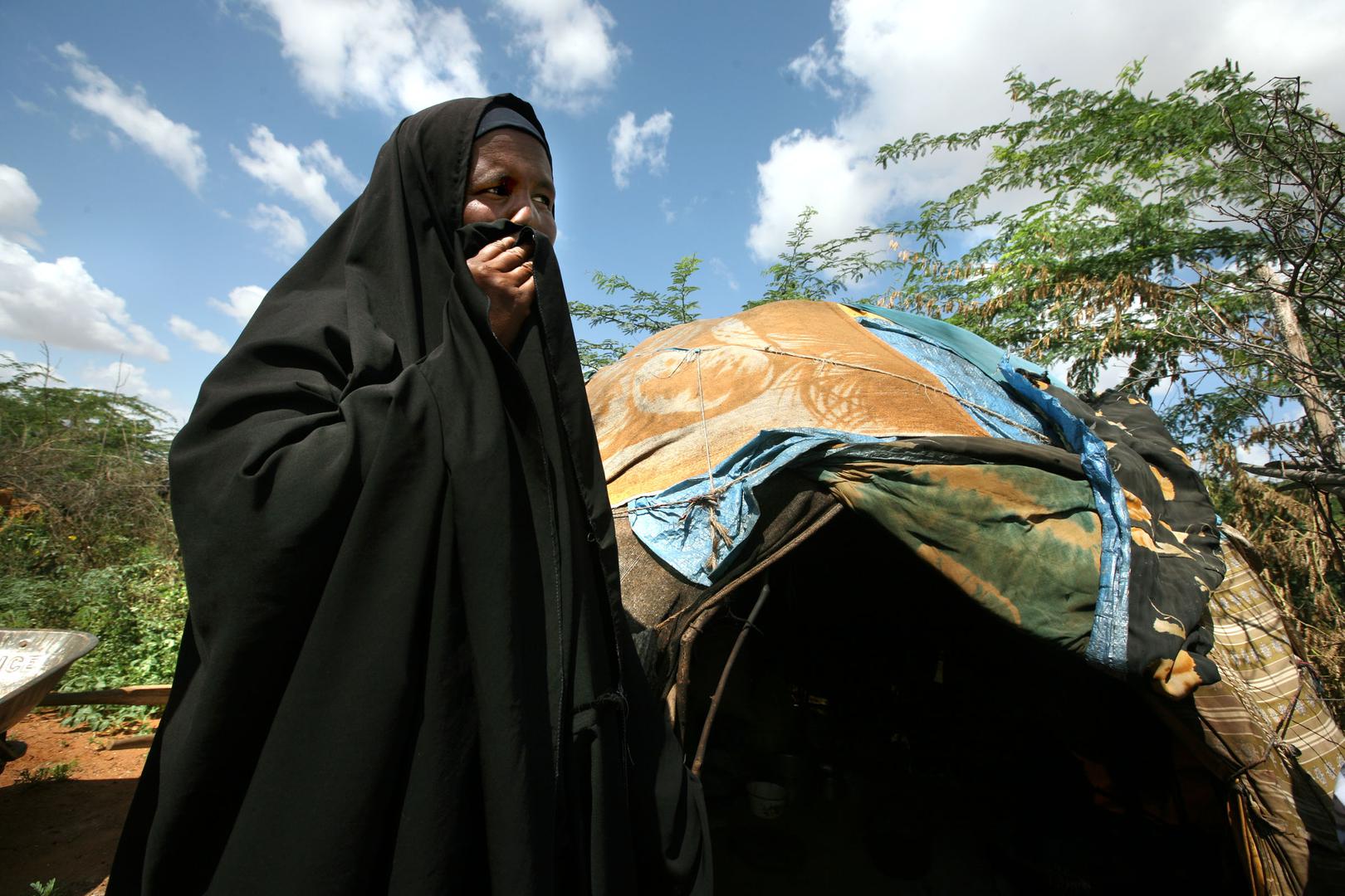 Haweeney kasoo qaxday degmada Iimey ee zone-ka Godey ee deegaanka Soomaalida Itoobiya ayaa hortaagan gurigeeda cooshadda ah ee ku yaal xerada Dhadhaab ee waqooyi bari Kenya. Carruurteeda ayay ula soo carartay Kenya ka dib markii ninkeeda ay dileen ciidama