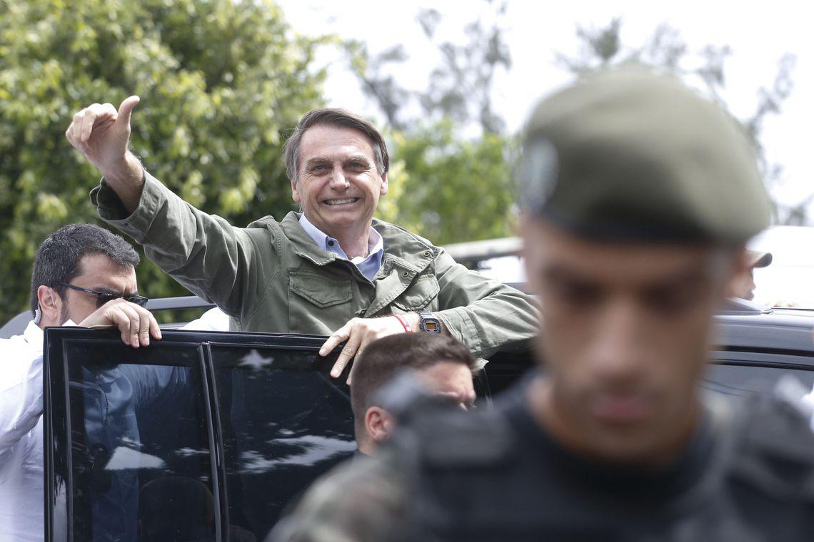 Acompanhado de agentes da PF, o candidato à Presidência da República pelo PSL, Jair Bolsonaro, vota na Escola na Municipal Rosa da Fonseca, na Vila Militar, no Rio de Janeiro.