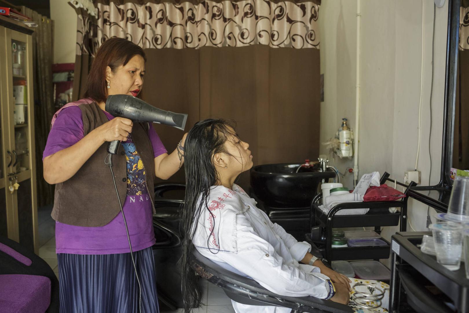 Siti bekerja di salonnya di Ciawi, Bogor.