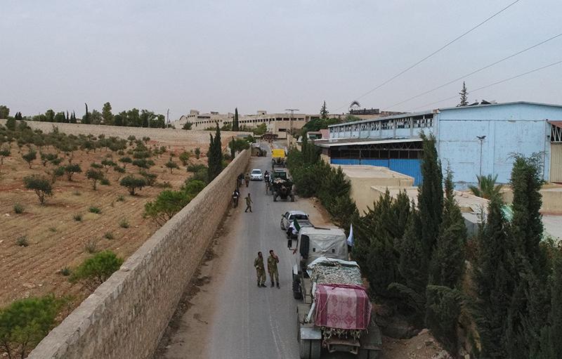 تظهر صورة ملتقطة من طائرة من دون طيار سحب مركبات مدرّعة وأسلحة ثقيلة لقوات المعارضة من إدلب في سوريا، كجزء من إنشاء منطقة منزوعة السلاح بموجب اتفاق سوتشي بين تركيا وروسيا في 8 أكتوبر/تشرين الأول 2018. 