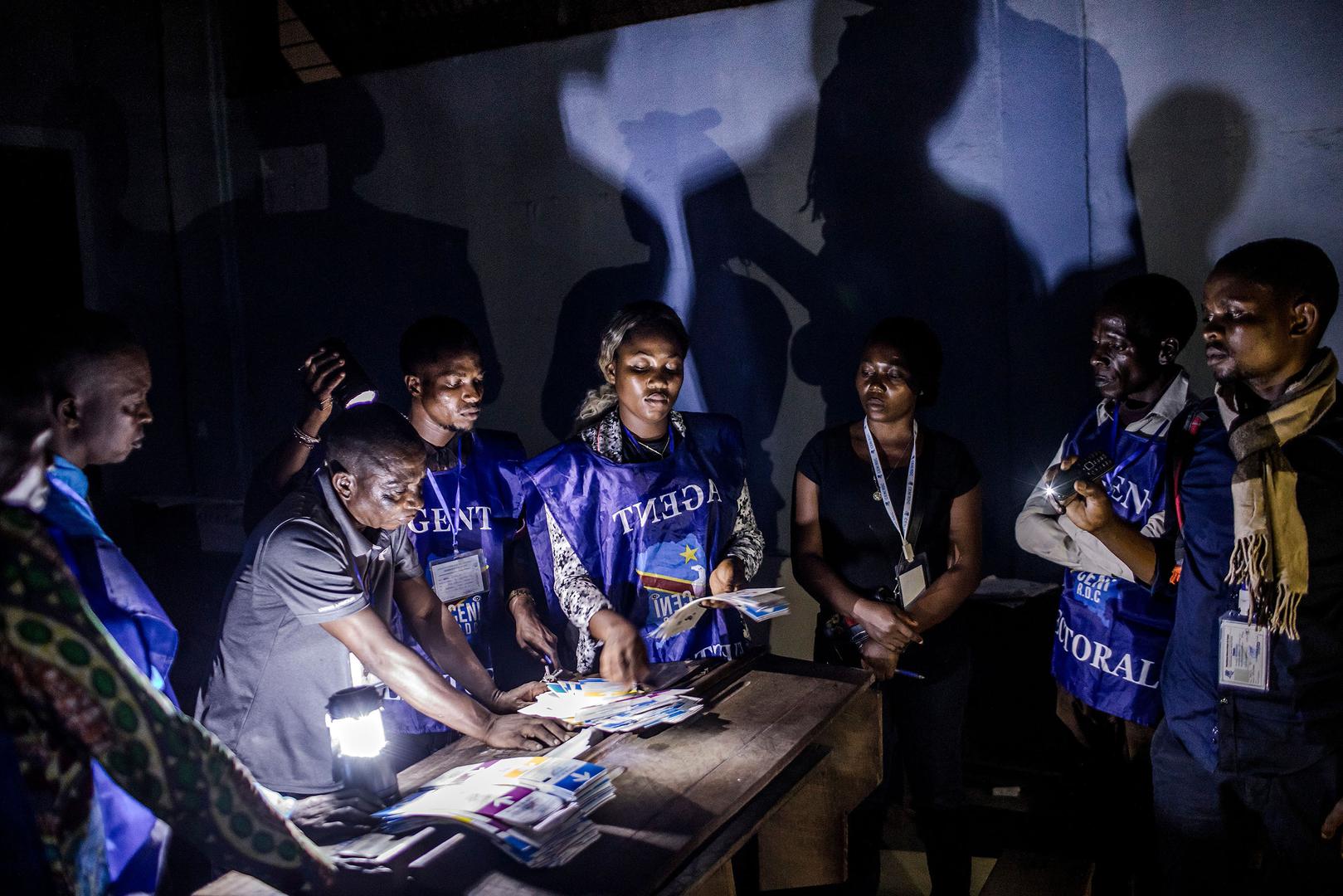 Un responsable de la commission électorale compte des bulletins de vote dans une école de Kinshasa, en République démocratique du  Congo, à l’issue des élections générales du 30 décembre 2018.