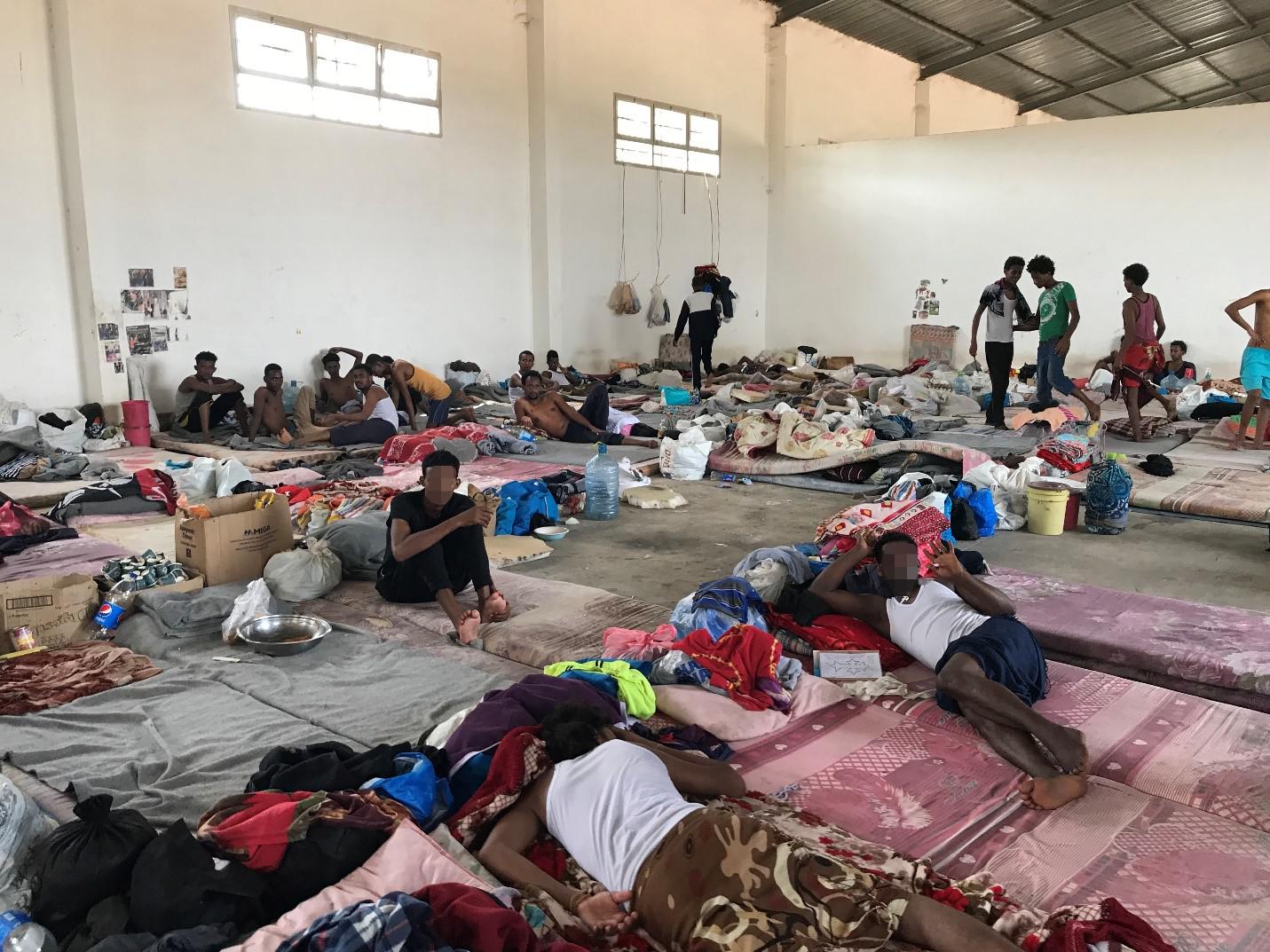 Uomini in una delle grandi rimesse del centro di detenzione di Ain Zara, Tripoli, 5 luglio 2018. 