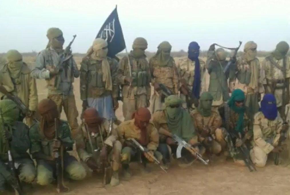 Légende : Des membres du groupe islamiste armé burkinabé Ansaroul Islam lors d'un rassemblement en 2017. Plusieurs membres d'Ansaroul Islam et d'autres groupes islamistes armés présents au Burkina Faso sont impliqués dans de nombreuses atrocités commises 