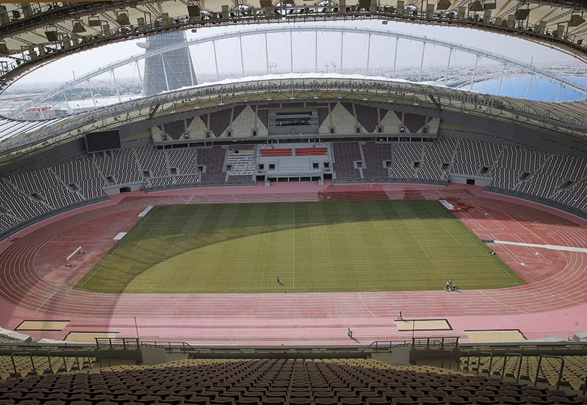 عمال في "استاد خليفة الدولي" في الدوحة، قطر، قبل بداية "كأس العالم 2022"، 31 أكتوبر/تشرين الأول 2018. ©  2018 أسوشيتد برس/فاديم غيردا
