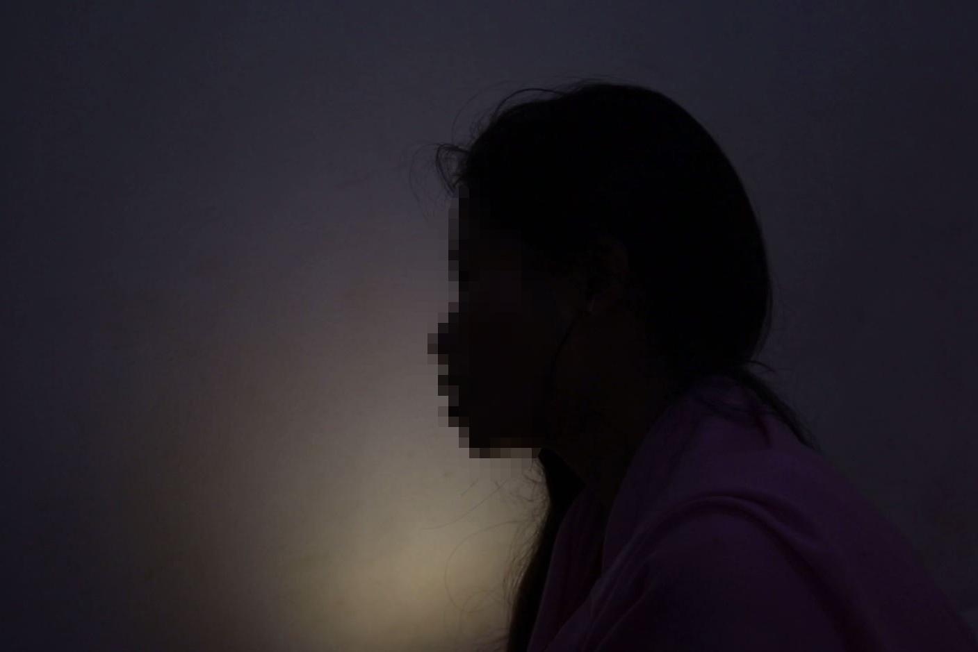 Silhouette d’une jeune femme originaire de l'État de Kachin (Myanmar), qui a été soumise à l'esclavage sexuel en Chine avant de pouvoir fuir.